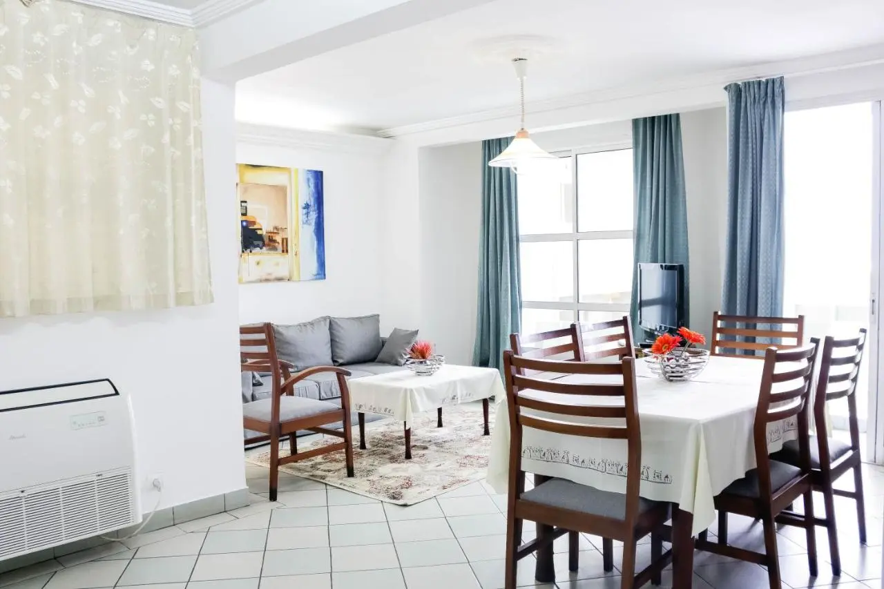 Séjour avec table à manger